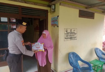 Polsek Kaur Selatan Salurkan Bansos ke Warga Desa Sukaraja