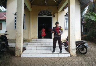 Personel Polres Bengkulu Selatan dan Polsek Jajaran, Berikan Pengamanan Ibadah Minggu di Gereja 