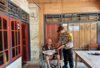 Lansia 82 Tahun Terima Bansos dari Polsek Muara Sahung