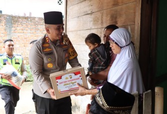 Jelang Idulfitri, Kapolres Rejang Lebong Bagikan Paket Bansos