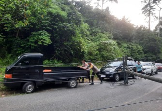 Tiang Listrik di Seluma Tumbang ke Jalan, Polsek Talo Terjunkan Personel Atur Lalin