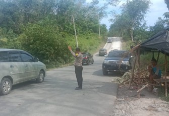 Polsek Batik Nau Atur Lalin di Titik Rawan Macet Sebagai Bentuk Pelayanan Masyarakat
