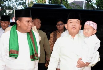 Saat Lebaran di Bandung Jenderal Dudung Gendong Cucu