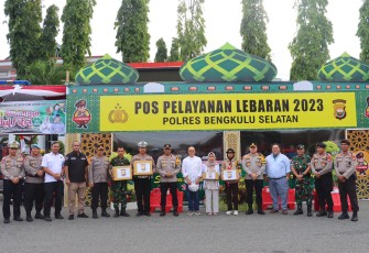 Wakapolda  Tinjau Pos Pelayanan Lebaran di Bengkulu Selatan, Bagikan Bingkisan dan Beri Semangat Personel