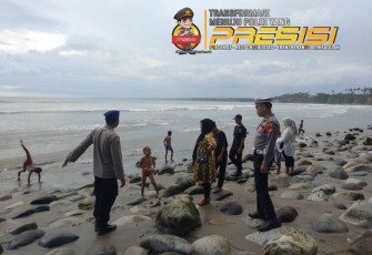 Polairud Imbau Pengunjung  Pantai Pasar Bawah untuk Tidak Mandi di Tepi Pantai