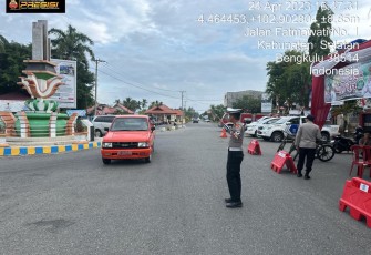 Personel Posyan Depan Kantor DPRD BS Atur Kelancaran Lalu Lintas  Sore