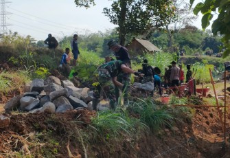 "Satgas TMMD Reg ke-117 Mojogedang sedang mengerjakan pekerjaan badan jalan"