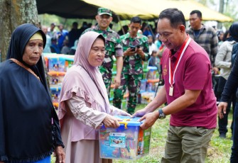 Panglima TNI Jenderal TNI Agus Subiyanto saat bagikan paket Sembako kepada masyarakat Lembang