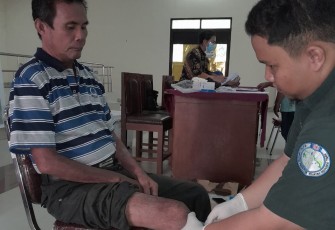 Salah satu difabel Kota Bitung saat melakukan pengukuran
