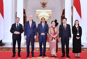 Presiden RI Ir H Joko Widodo dan Ketua DPR RI Puan Maharani foto bersama dengan  4 pimpinan parlemen MIKTA, Senin (20/11/2023). 