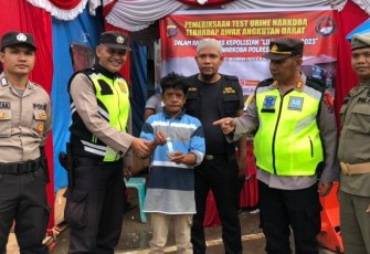 Kasat Resnarkoba Polres Tapanuli Selatan (Tapsel), AKP Salomo Sagala, SH, memimpin tes urine terhadap 10 supir angkutan umum dan pribadi, Selasa (26/12/2023)