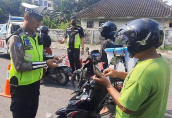 Sat Lantas Polres Karanganyar sedang menggelar razia di Jalan Wahid Hasyim, pada Kamis (9/3/2023) sore.