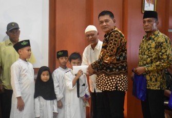 Dirut PUDAM Tirta Lawu Karanganyar, Prihanto, saat menyerahkan santunan kepada sejumlah anak yatim pada perayaan HUT PUDAM Tirta Lawu ke-40, Kamis (23/2/2023).