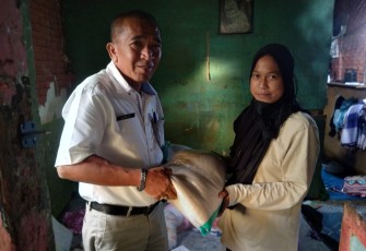 Kadis Kominfo Kota Payakumbuh, Junaidi memberikan bantuan spontan, berupa kebutuhan pokok kepada warga kurang mampu di Kelurahan Nunang Daya Bangun.