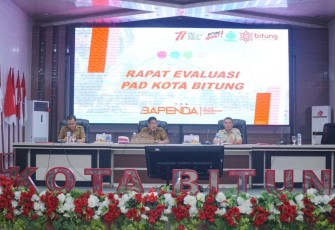 Wakil walikota Bitung Hengky Honandar (tengah) saat memimpin rapat evaluasi PAD Kota Bitung