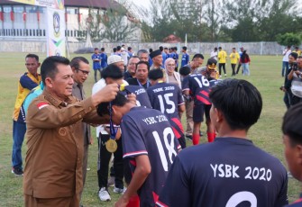 Gubernur Kepulauan Riau H. Ansar Ahmad saat mengalungkan Medali