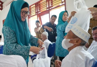 Derta Rohidin Beri Baju Lebaran Penghuni Panti
