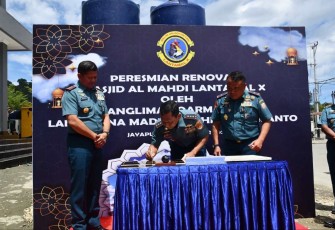 Panglima Komando Armada III (Pangkoarmada III) Laksamana Muda TNI Hersan, S.H., M.Si., M.Tr.Opsla, mendampingi Panglima Koarmada RI (Pangkoarmada RI) Laksamana Madya TNI Heru Kusmanto, S.E., M.M., dalam kunjungan kerjanya ke Mako Lantamal X Jayapura, adapun tujuan kunjungan kerja tersebut salah satunya  adalah meresmikan renovasi Masjid Al Mahdi Lantamal X Jayapura Papua, Kamis (14/12/23)