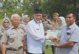 Gubernur Sumbar, Mahyeldi bersama Kakanwil BPN Provinsi Sumbar, Saiful menyerahkan 10 Sertifikat PTSL.