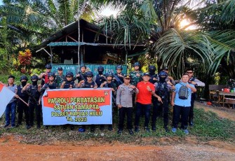 Satgas Pamtas Yonarmed 19/105 Trk Bogani saat Patroli Bersama Polri di Perbatasan RI-Malaysia