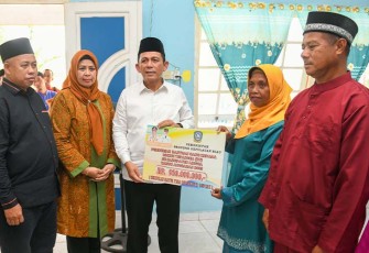 Gubernur Ansar saat Serahkan Bantuan RT, RW, Posyandu, BPD dan Penyuluh Agama di Kecamatan Senayang 