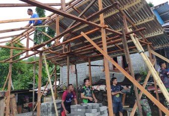 Proses pemasangan atap seng di RTLH milik bapak Galvin Karaki