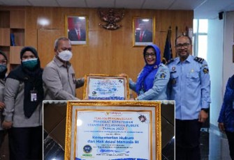 Kemenkumham saat Terima Penghargaan Pelayanan Publik dari Ombudsman RI