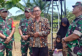 Kepala sekolah SDN 104, Juharmadi, S.Pd, MM pada saat menerima kunjungan Tim Wasev TMMD Sterad dan rombongan kemarin, Kamis (27/7) 