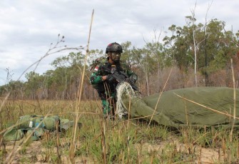 Pasukan TNI Para Raider 501 saat Terjun dari Langit Australia