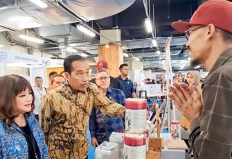 Presiden Joko Widodo (Jokowi), beserta jajaran Asosiasi Pengusaha Indonesia (Apindo) selaku penyelenggara acara Festival UMKM Merdeka.