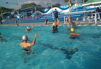 Eksibisi fun game polo air di kolam renang Intanpari, Tasikmadu, Karanganyar, Sabtu (12/8/2023), dalam rangka menyambut HUT RI ke-78.
