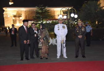 Panglima TNI Laksamana TNI Yudo Margono, S.E., M.M. mengikuti Apel Kehormatan dan Renungan Suci (AKRS) yang dipimpin langsung oleh Presiden Republik Indonesia  Ir. Joko Widodo di Taman Makam Pahlawan Nasional Utama (TMPNU) Kalibata, Jakarta Selatan, Rabu (16/8/2023). 