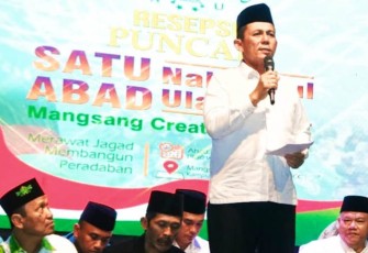 Gubernur Kepulauan Riau H. Ansar Ahmad saat menghadiri acara Puncak Harlah 1 Abad NU (Tabligh Akbar) Majelis Wakil Cabang Nahdlatul Ulama (MWCNU) Kecamatan Sei Beduk Batam di Mansang Creative Center, Sei Beduk, Kota Batam, Minggu (12/02).