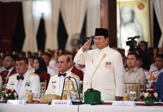 Menteri Pertahanan RI Prabowo Subianto saat memberi pengarahan pada acara Malam Keakraban bersama Kadet Mahasiswa S1, Mahasiswa S2 dan S3 UNHAN RI serta Kadet Mahasiswa D-3 Politeknik “Ben Mboi” UNHAN RI-Belu (NTT) di Hambalang, Bogor, Sabtu (14/10/2023).
