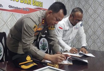 Kapolres Lebong, AKBP Awilzan, S.I.K dan Ketua SMSI Provinsi Bengkulu Wibowo Susilo, saat teken MoU, Sabtu (21/10/2023) malam, di Aula Dapur Senandung Resto Kota Bengkulu.