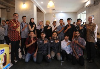 Foto bersama Direktur Utama PT Pertamina, Presiden Direktur Pertamina, Rektor Universitas Pertamina beserta para mahasiswa penerima beasiswa pendidikan