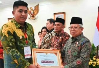 Bupati Bintan Roby Kurniawan saat menerima apresiasi langsung dari Wakil Presiden Republik Indonesia KH Ma’ruf Amin 