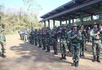 Seluruh Prahurit Menarmed 2 Kostrad laksanakan latihan menembak senjata ringan (LATBAKJATRI) yang berlokasi di Lapangan Tembak Bedali Lawang pada hari Senin (20/11/2023).