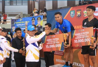 Kapolda Bengkulu saat menyerahkan hadiah Turnamen Volly Piala Kapolda dan Gubernur Provinsi Bengkulu