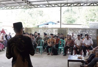 Bupati Limapuluh Kota, Safaruddin memberi sambutan saat membuka pelatihan yang dilaksanakan di Rumah Al-Qur'an Azra'iyyah Tabek Panjang, Nagari Simalanggang.