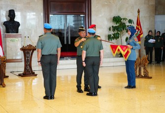 Acara serah terima jabatan Komandan Pasukan Pengamanan Presiden (Danpaspampres) dari Mayjen TNI Rafael Granada Baay, S.E., M.M., kepada Mayjen TNI Achiruddin, S.E., bertempat di ruang Hening Mabes TNI Cilangkap, Selasa (19/12/2023). 