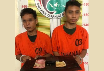 Kedua tersangka dan barang bukti  ditahan di Sat Resnarkoba Polres Tapsel guna pemeriksaan lebih lanjut.
