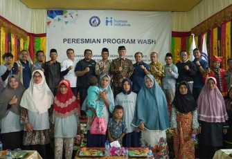 Gubernur Sumatra Barat Mahyeldi saat meninjau sekaligus meresmikan program pembangunan sarana air bersih di Nagari Sirukam, Kecamatan Payung Sekaki.