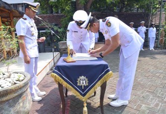 Upacara penyerahan jabatan Komandan Kapal Angkatan Laut (KAL) VIII-07 yang digelar di Lapangan Apel Satuan KAL AAL, Ksatrian AAL, Bumimoro Surabaya, Jumat (8/12).