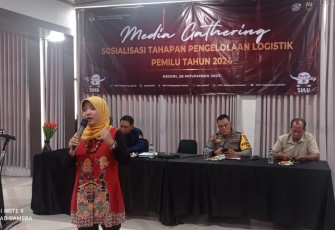Ketua KPU Kab Kediri Ninik Sunarmi saat memberikan pemaparan dihadapan puluhan jurnalis Kediri