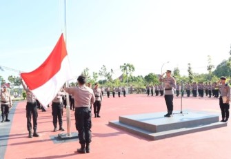 Polres Bintan laksanakan upacara sekaligus pemberian penghargaan terhadap personil yang berprestasi bertempat di Lapangan Apel Polres Bintan pada Senin (22/5/2023).