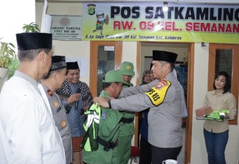 Kapolres Metro Jakarta Barat Beri Bantuan dan Pesan Kamtibmas untuk Petugas Linmas dan Siskamling
