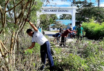 Pos TNI Angkatan Laut (Posal) Midai melakukan kegiatan sosial bersama  masyarakat Kecamatan  Midai, gotong royong bersihkan lingkungan di sekitar jalan ke Pelabuhan Perintis Midai Kelurahan Sabang Barat Kecamatan Midai Kabupaten Natuna. Jum'at (08/12/2023)