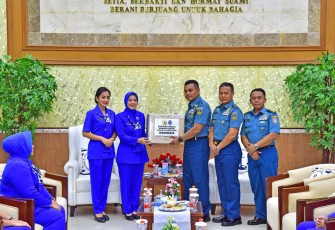 Jalasenastri Serahkan Bantuan Sosial Kepada Posko TNI AL 