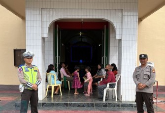 Anggota Polres Bengkulu Utara saat Lakukan Pengamanan Gereja